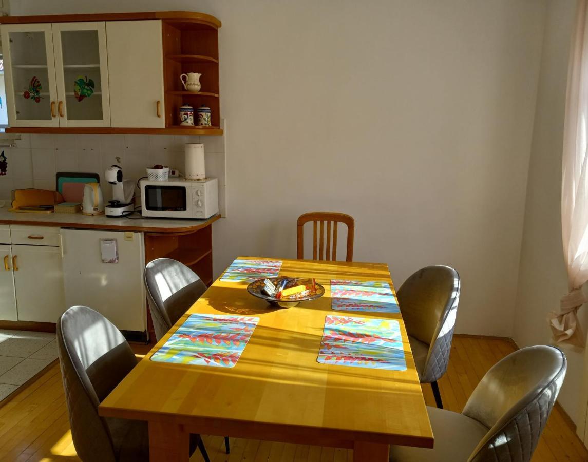 Lovely 2-bedroom With Free Parking Apartment *
